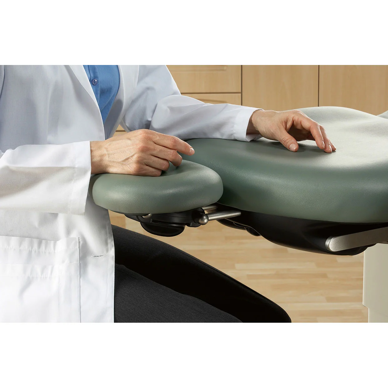 Midmark 641 Procedure Chair - Image 5
